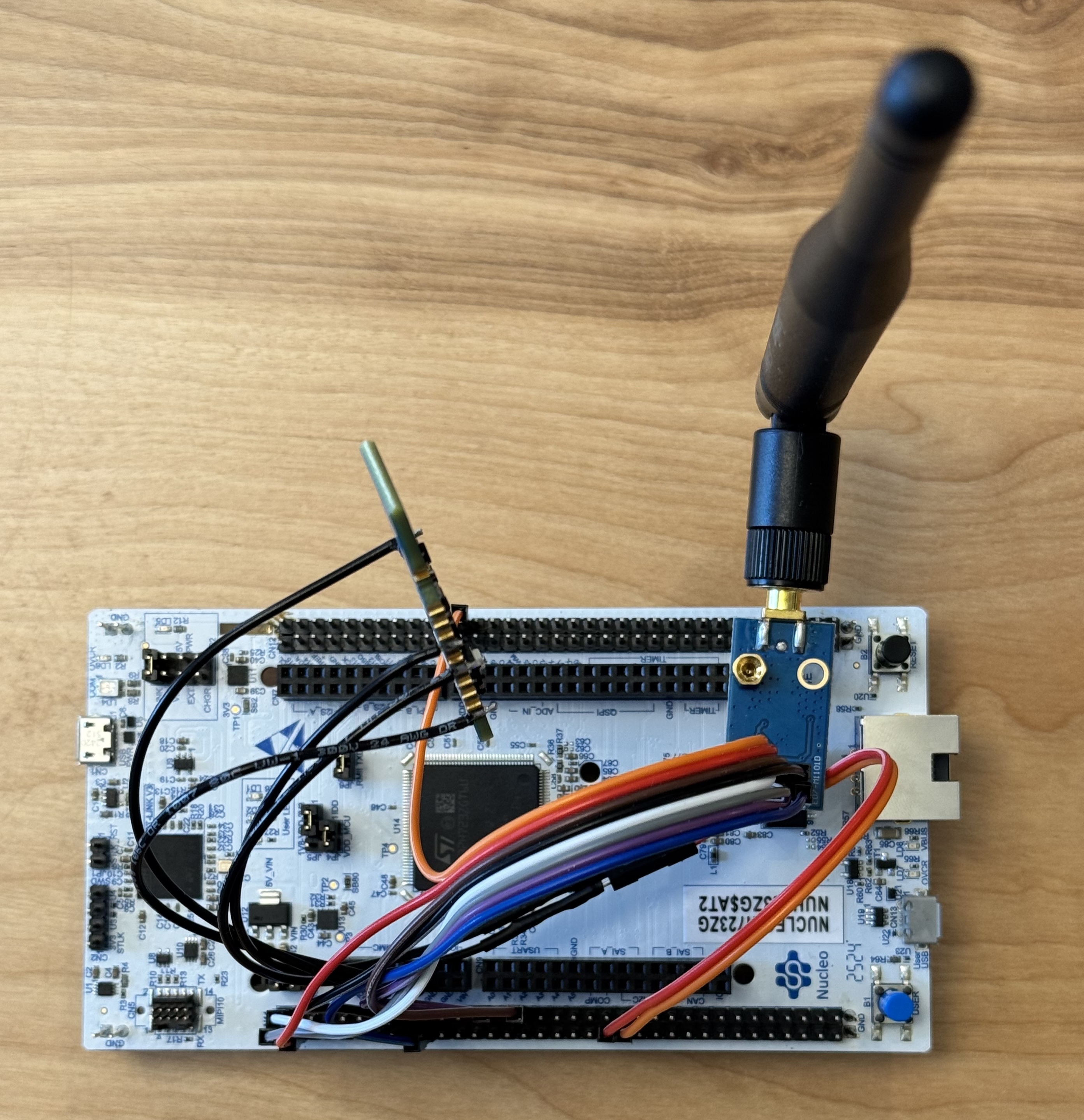STM32 Nucleo board wired to a CC1101 module with 433 MHz antenna